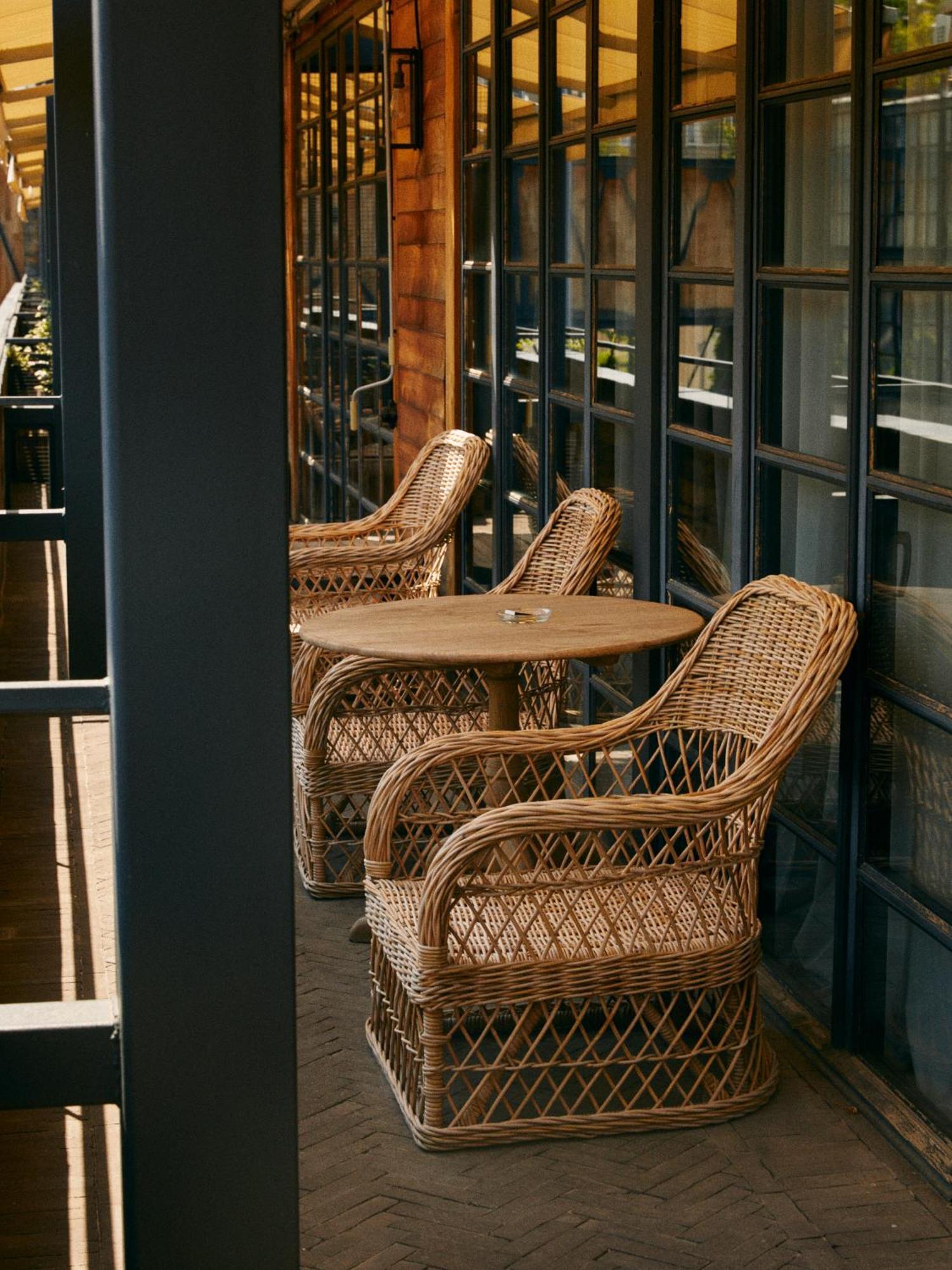 Rooms Hotel Tbilisi Exterior foto A rattan chair