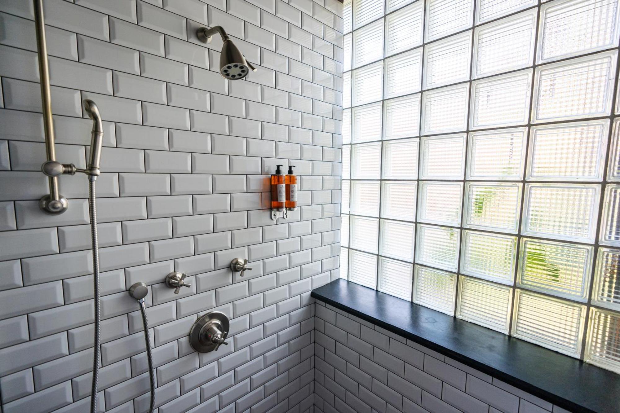 Rooms Hotel Tbilisi Exterior foto A shower with a fixed shower head and a handheld shower head