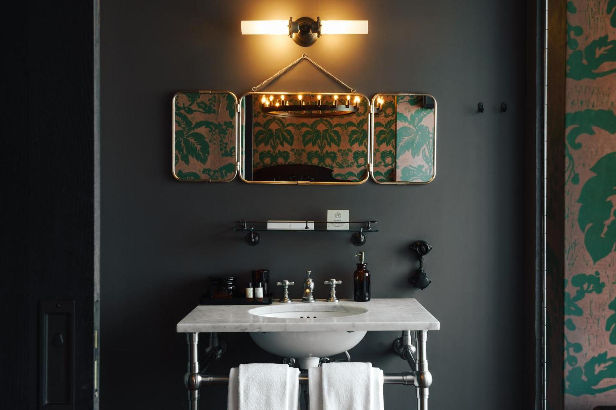 Rooms Hotel Tbilisi Exterior foto Bathroom at The Standard East Village