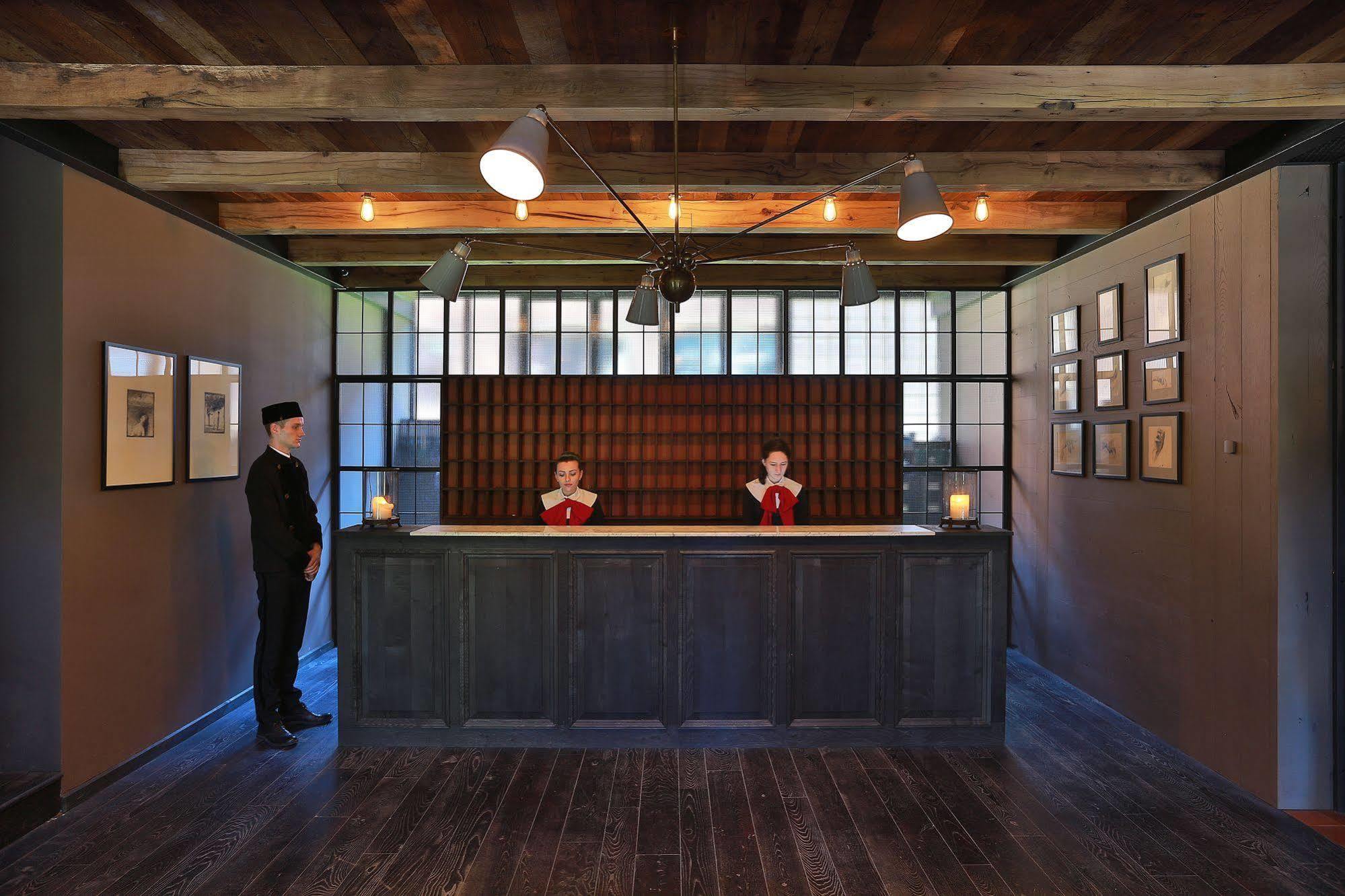 Rooms Hotel Tbilisi Exterior foto The reception desk at the 21 Club